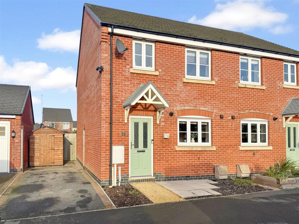 3-bed semi-detached on Ellis Close, Broughton Astley., £259,950