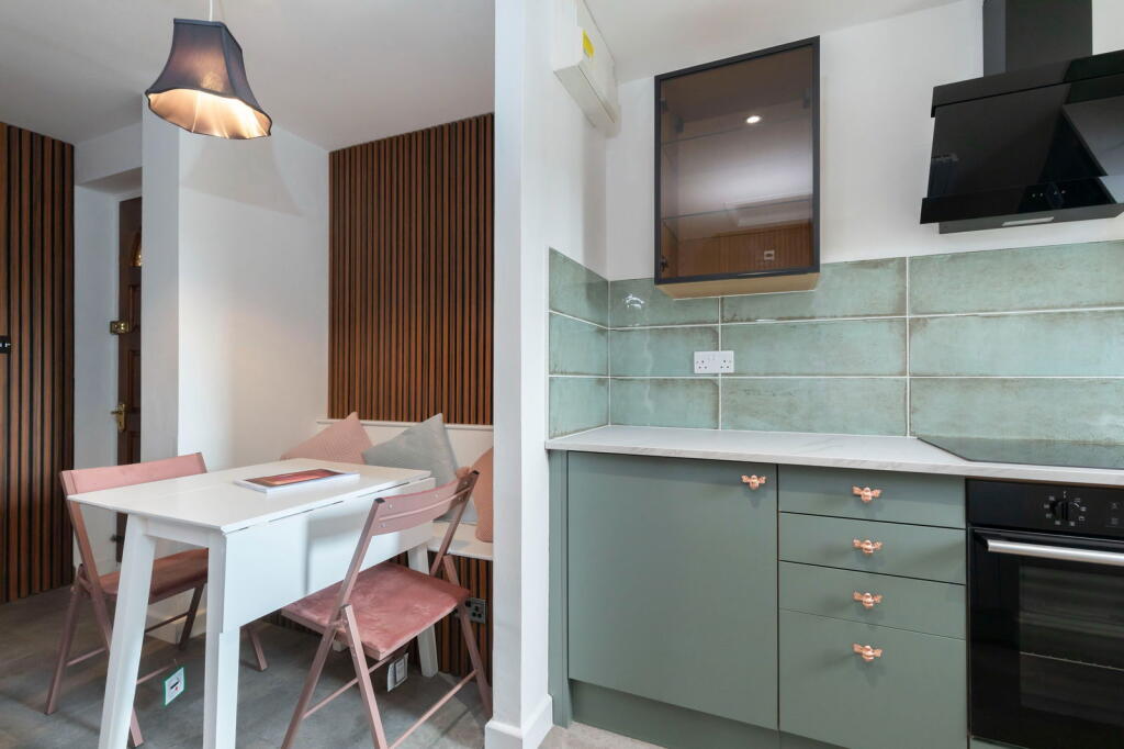 Apartment in Cheltenham, Gloucestershire - View 5