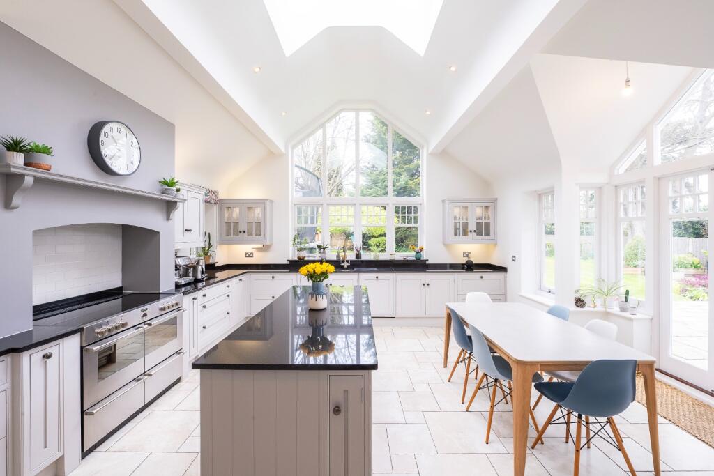 Graemesdyke Road, Berkhamsted, Hertfordshire, HP4 photo 2