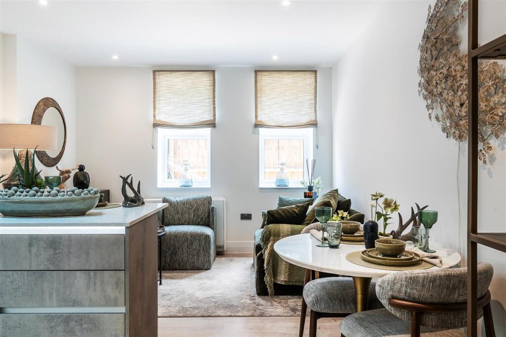 2-bed flat on Myrtle Road, Dorking, RH4, £425,000