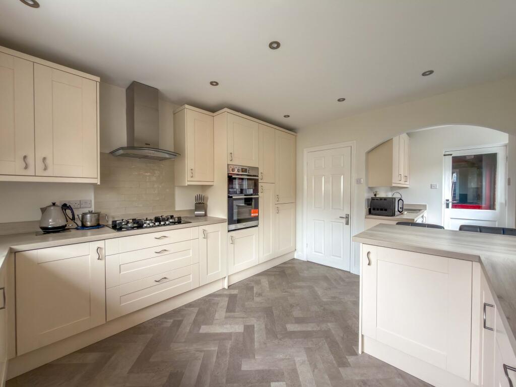 House in Nuneaton and Bedworth, St Nicolas Park - View 4