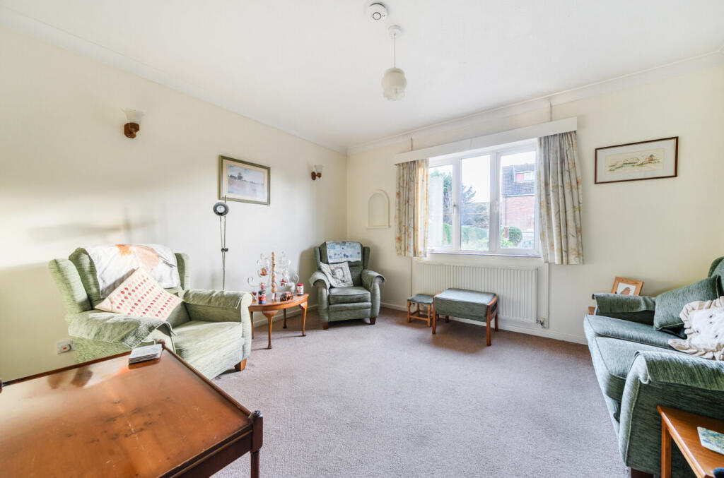 Hamilton Avenue, Cobham, KT11 photo 3