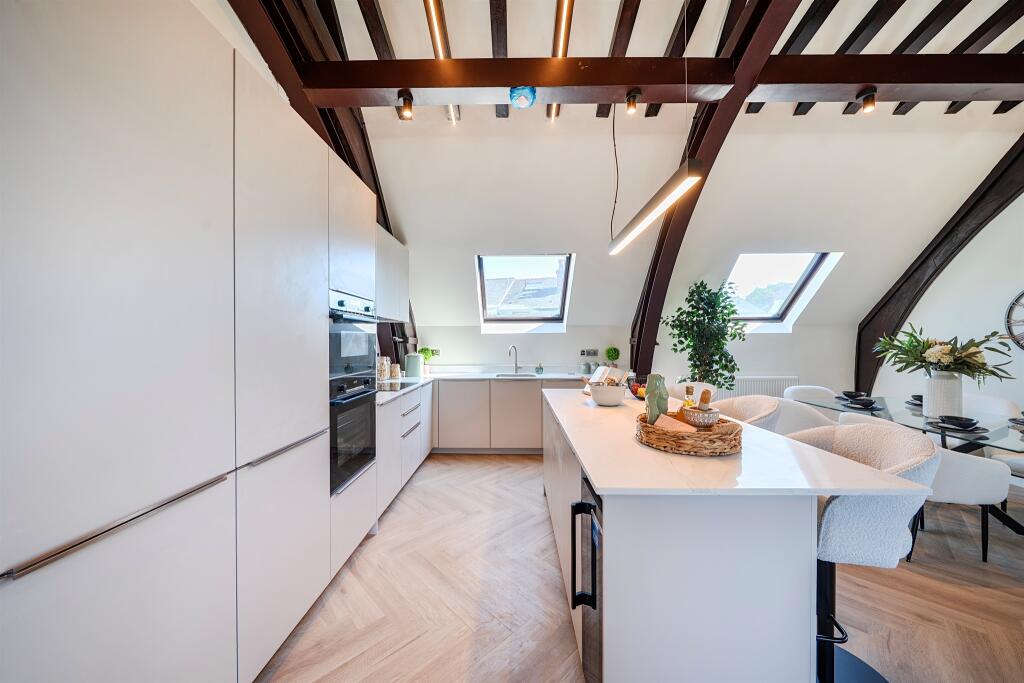 House in Hertsmere, Hertfordshire - More