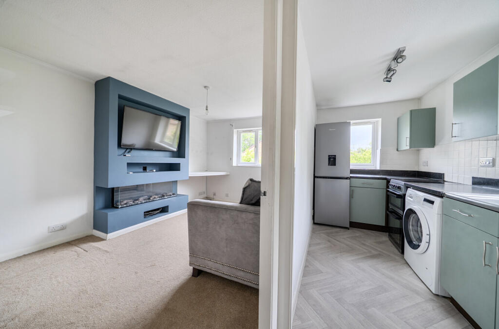 Burdock Close, Lightwater, Surrey, GU18 photo 3