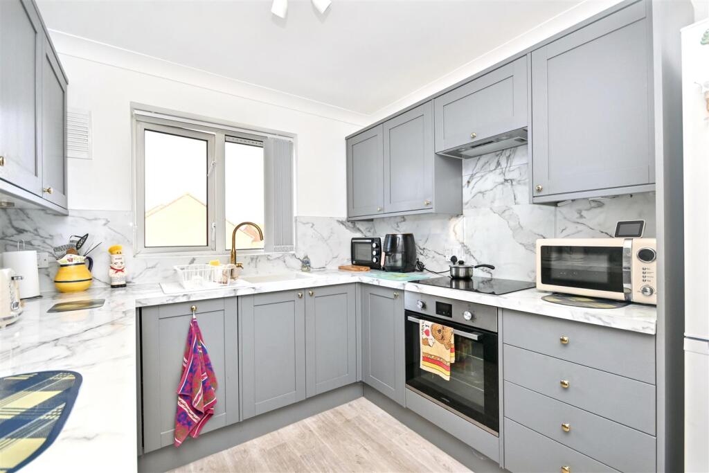 Apartment in Eastbourne, East Sussex - View 3
