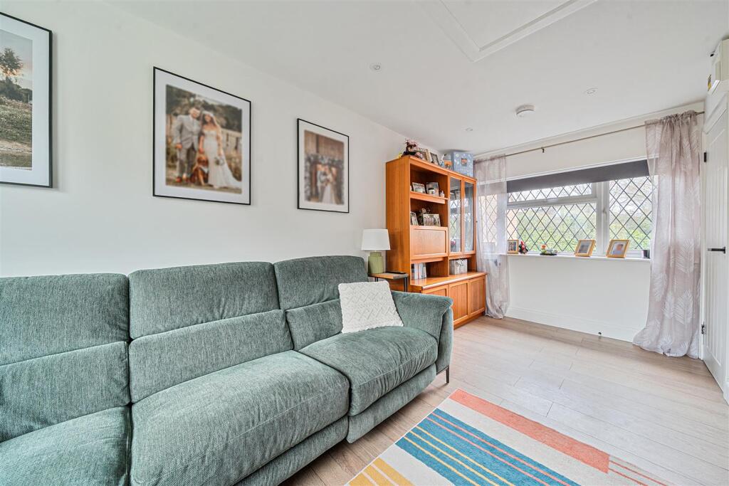 Laburnum Road Winnersh, Berkshire, RG41 5XL photo 3