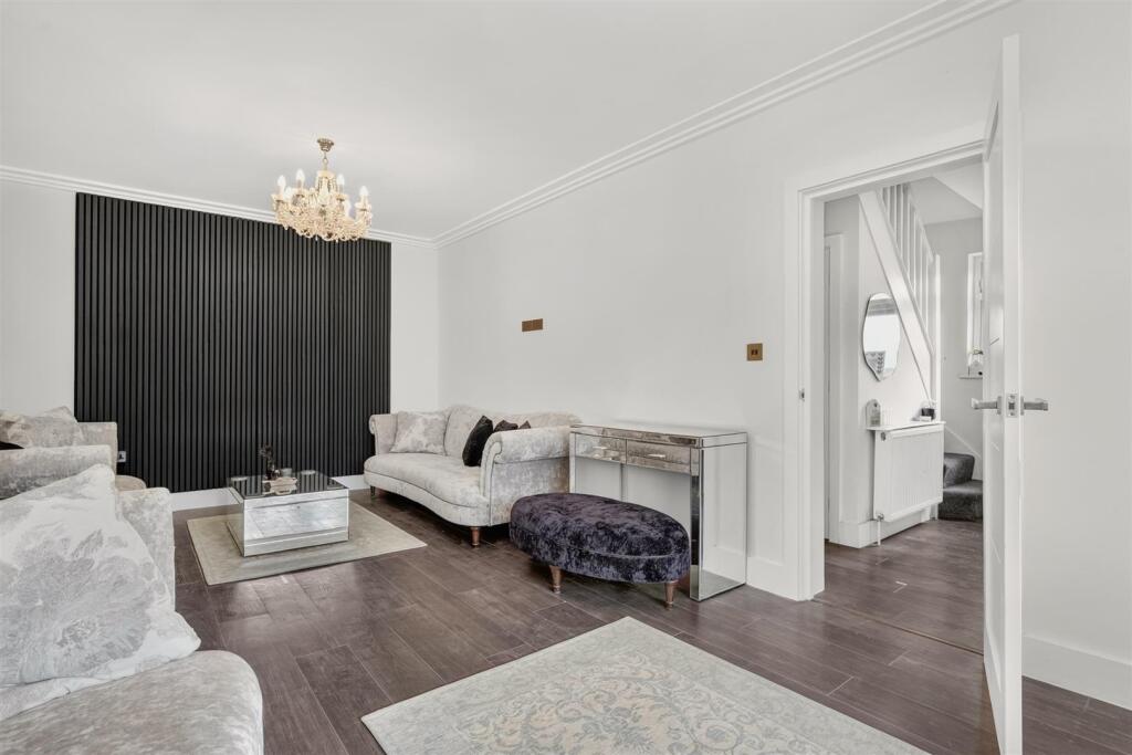 House in Ilford, Clayhall - View 4