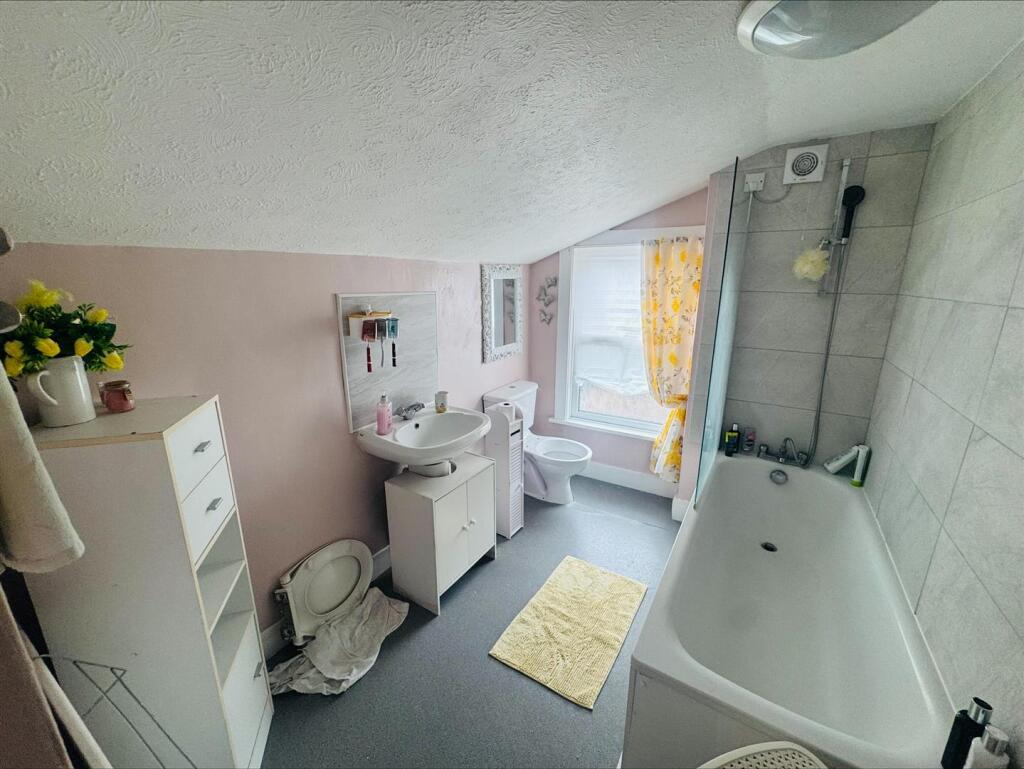 House in Chatham, Medway - More