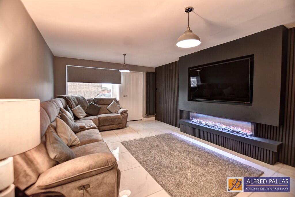 Edgeworth Crescent, Fulwell photo 3