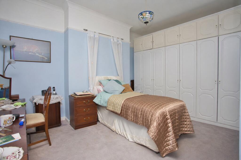 Apartment in Dover, Tower Hamlets - View 5