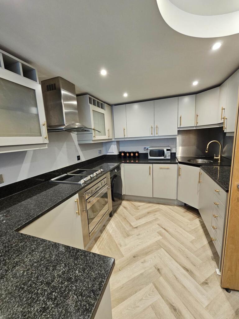 Millharbour, South Quay, E14 9NA (with allocated gated parking) photo 2