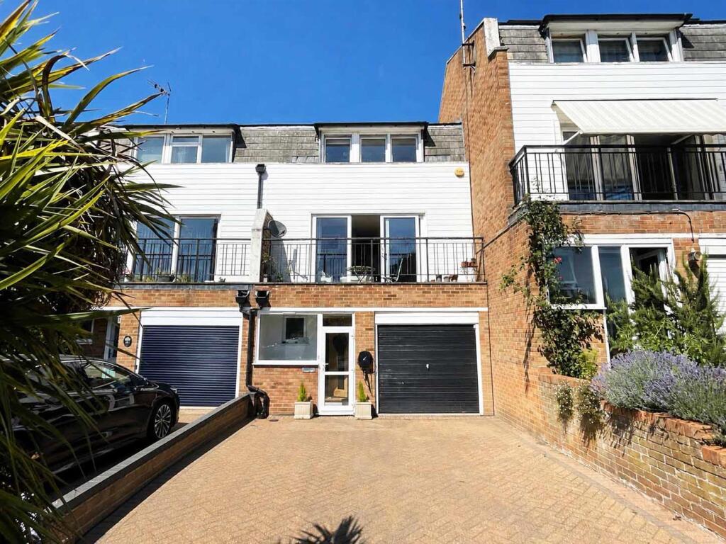 4-bed house on Parklands Drive, Old Springfield / Nr City Centre,Chelmsford, £450,000