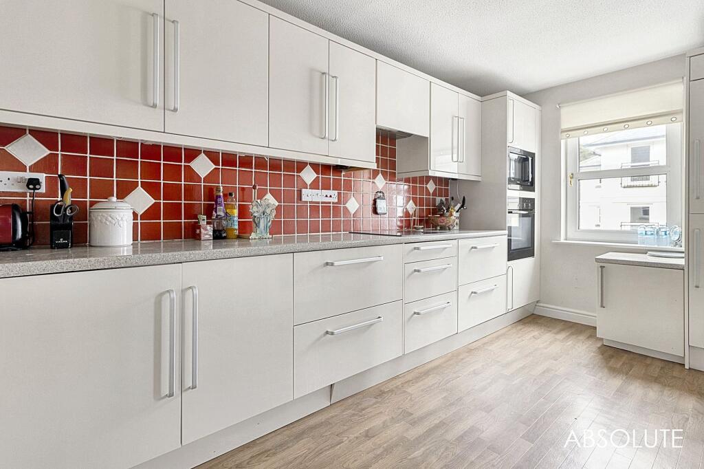 Apartment in Torquay - More