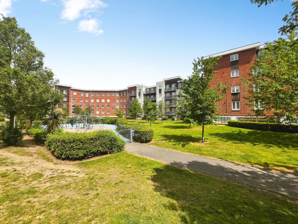 Apartment in Slough, Windsor and Maidenhead - View 2