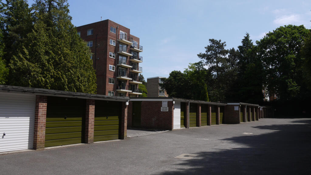 Apartment in Bournemouth, Branksome Park, Poole - More