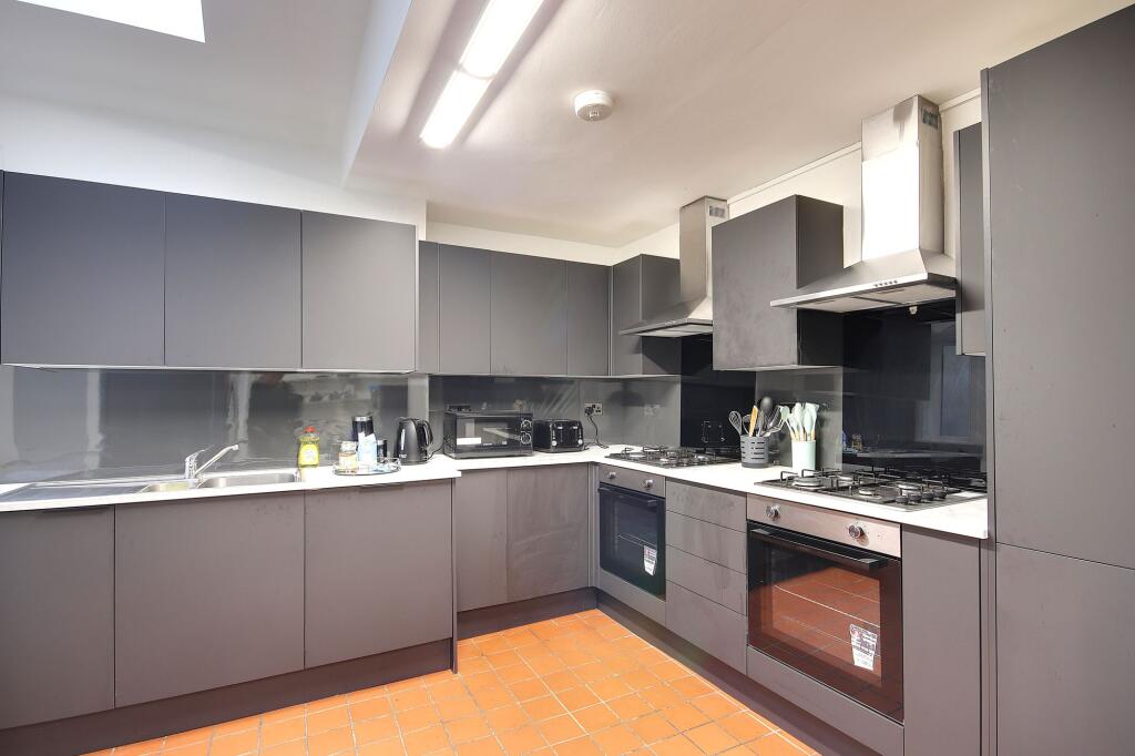 House in Worthing, Broadwater - More