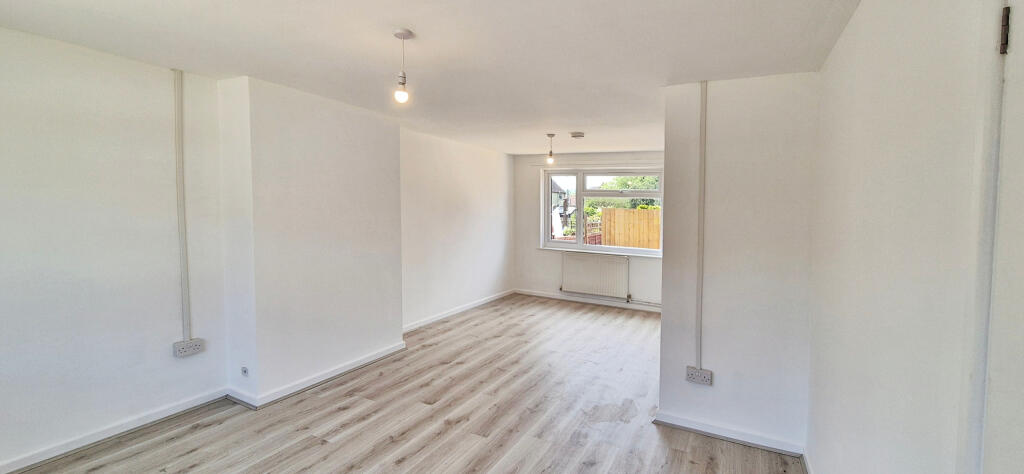 9, Stringfellow Close, Chard, Somerset photo 4