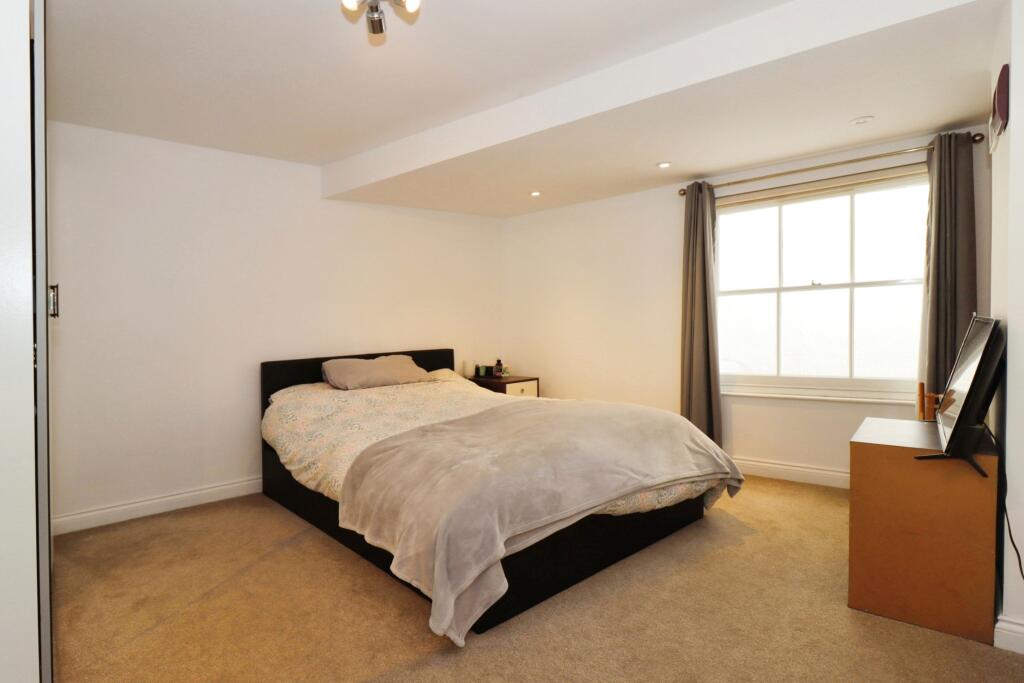 Apartment in Dursley, Woodmancote - View 4