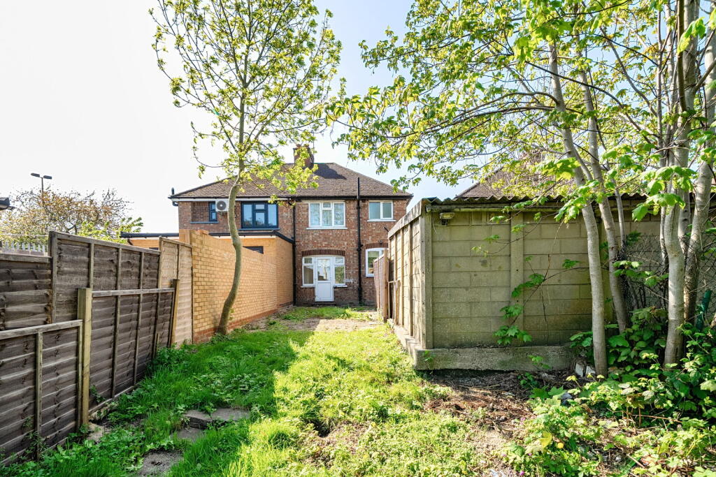 Clifton Gardens,Uxbridge,UB10 0EZ photo 4