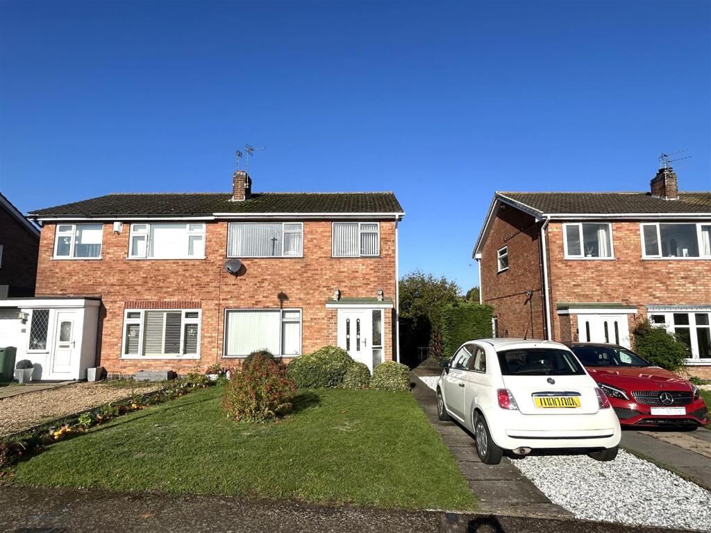 3-bed semi-detached on Huntsmans Dale, East Goscote, Leicester, £250,000