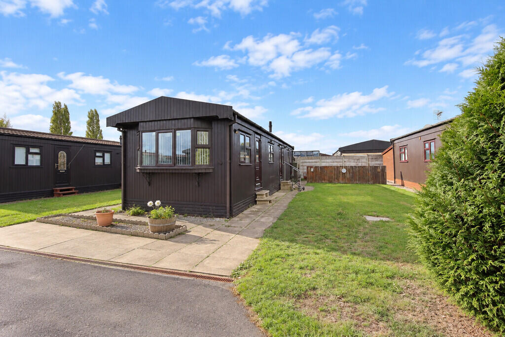 2-bed caravan on Birch Grove, The Elms, £45,000