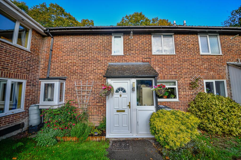 3-bed semi-detached on Harewood Close, Boyatt Wood, Eastleigh, £335,000