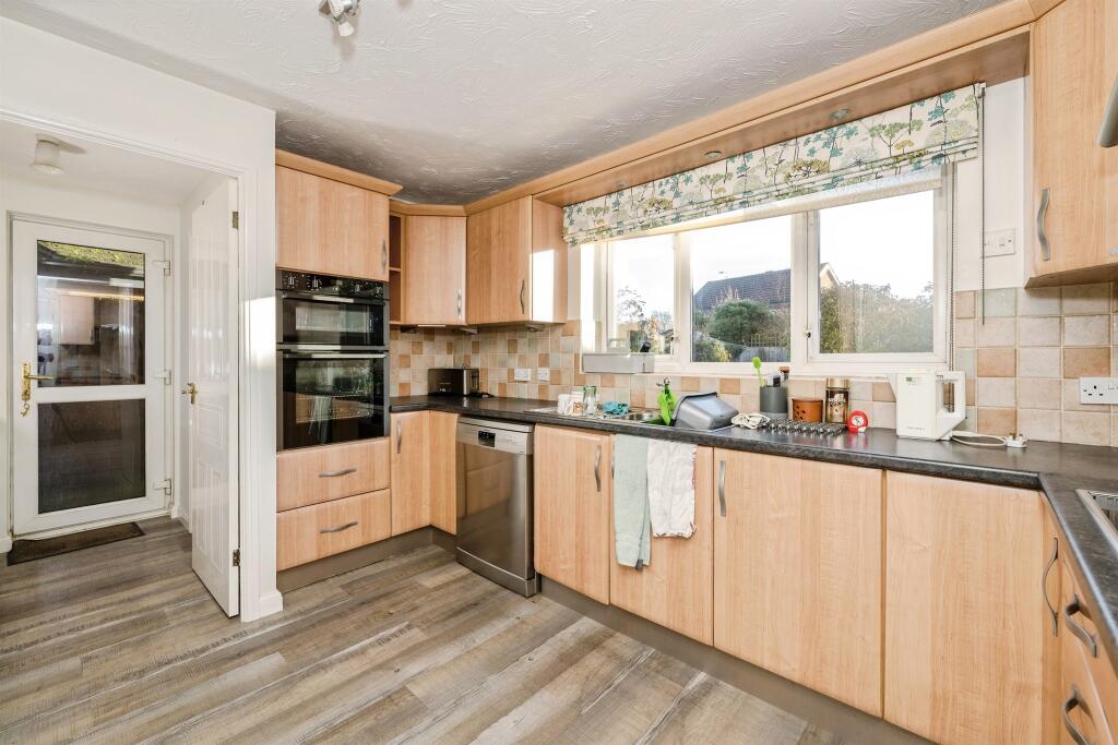 Webb Close, Oundle, Peterborough photo 3
