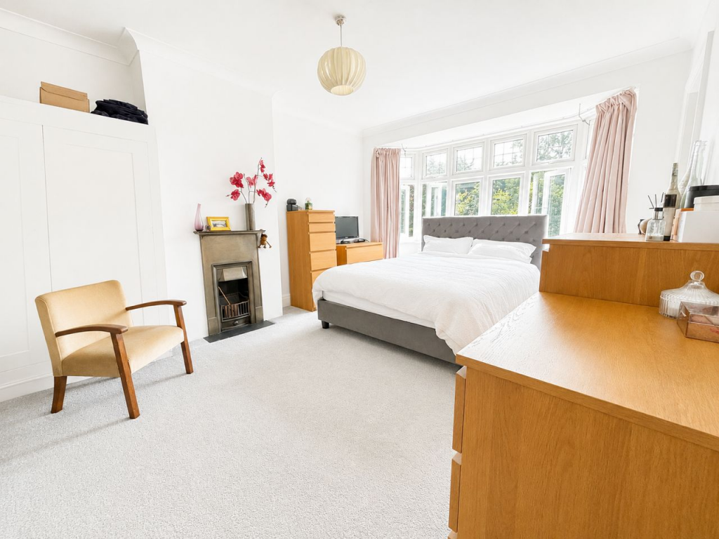 Leamington Avenue, Bromley, BR1 - More