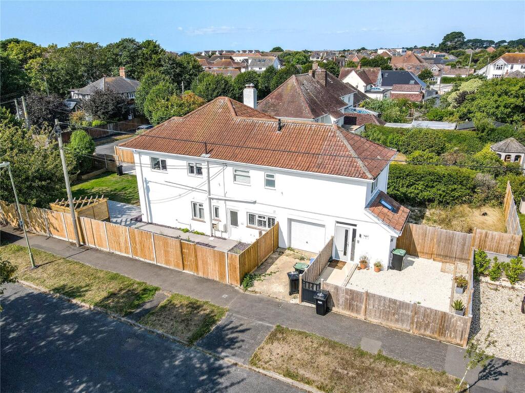 Seaward Avenue, Barton on Sea, New Milton, Hampshire, BH25 photo 4