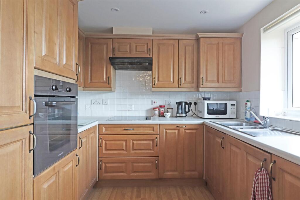 Ladbroke Road, Redhill - View 3