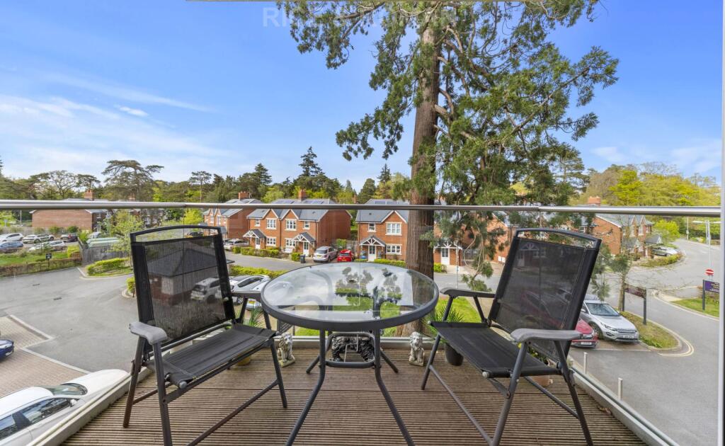 1-bed house on Lynwood Village, Ascot, £299,950