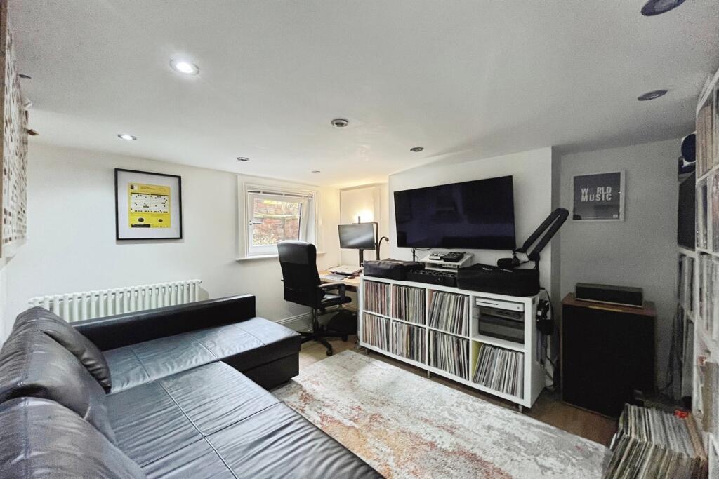 House in Lymm, Oughtrington, Broomedge - View 5
