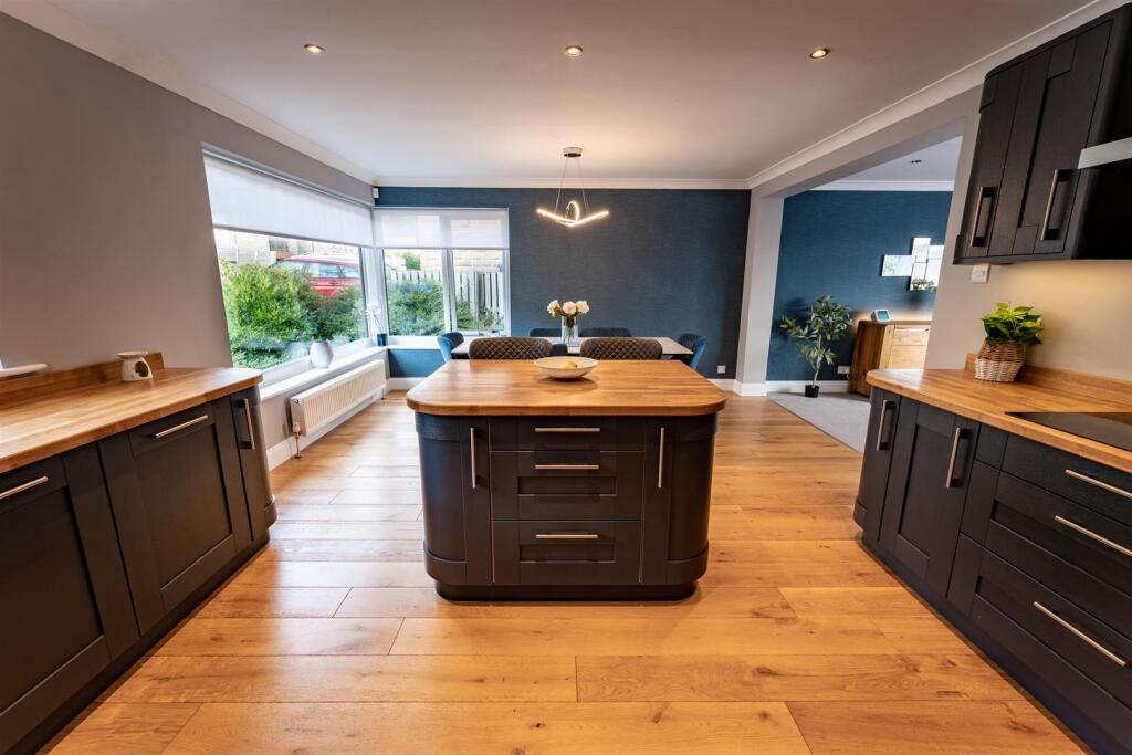 House in Kirklees, Overthorpe, Thornhill Lees - View 2