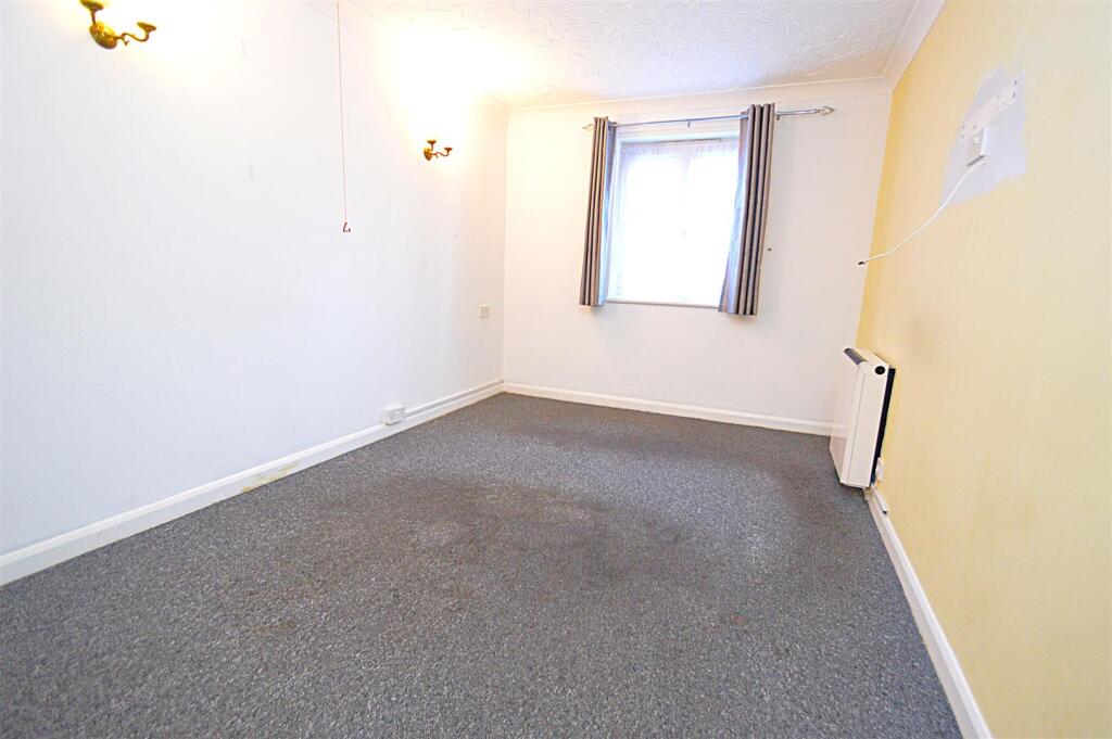 Apartment in Southend-on-Sea - View 5