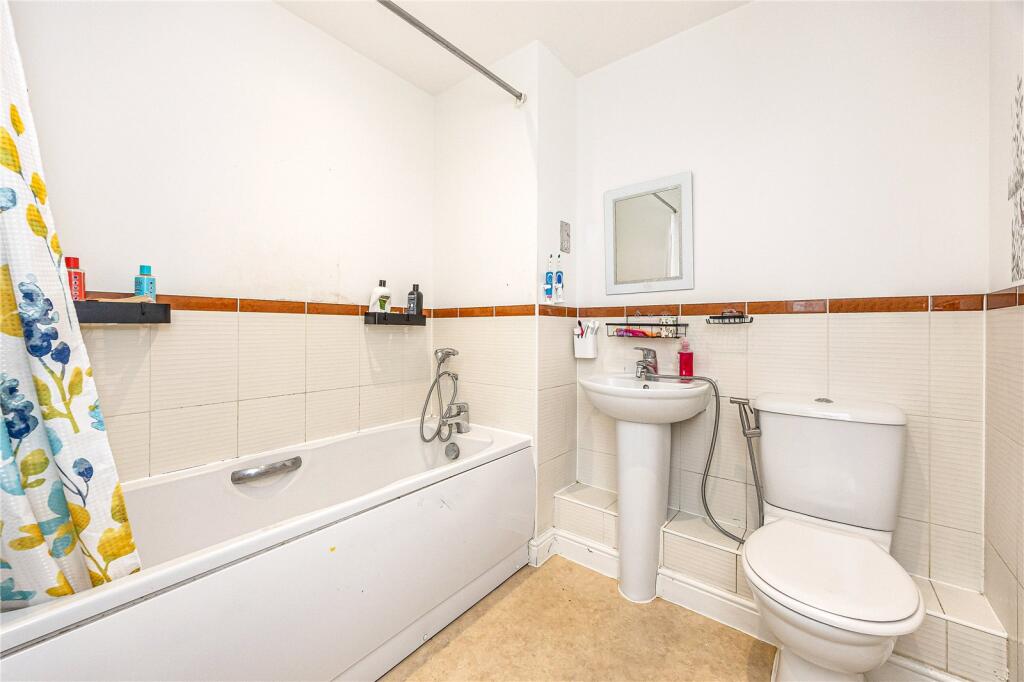 Apartment in Crawley, Worth - View 5