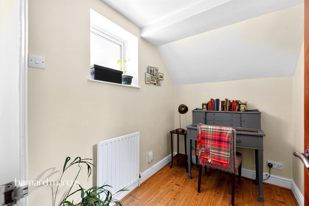 Apartment in Surbiton, Oakhill - View 6