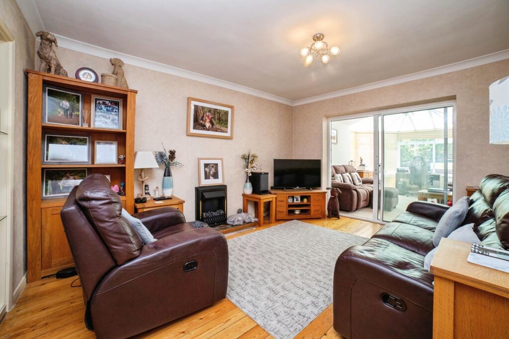 House in Mansfield, Nottinghamshire - More