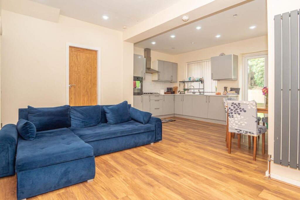 House in Leeds, Farsley - View 2