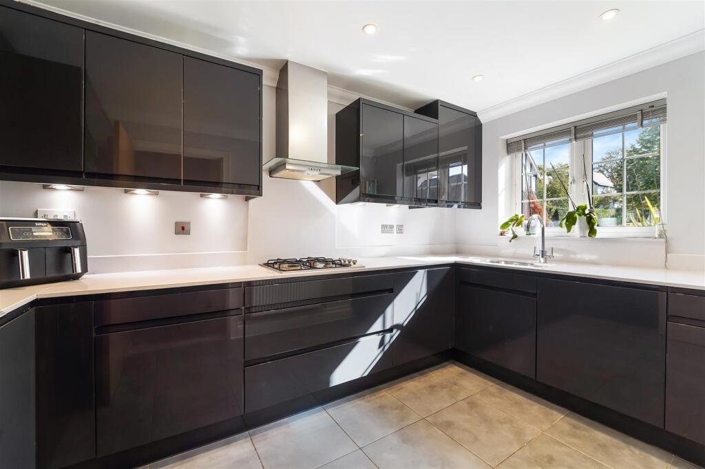 House in Sutton - View 5