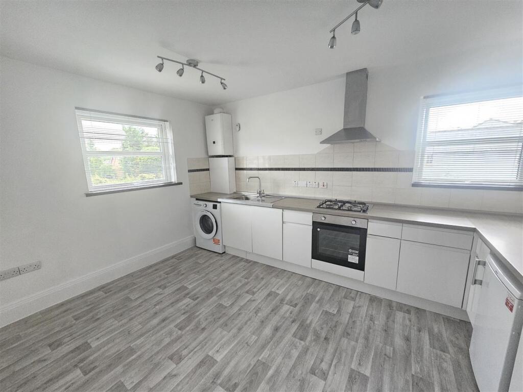 Apartment in Kingston upon Thames - View 2