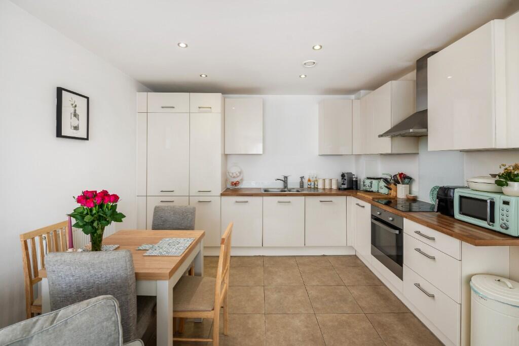 Horley, RH6 photo 3