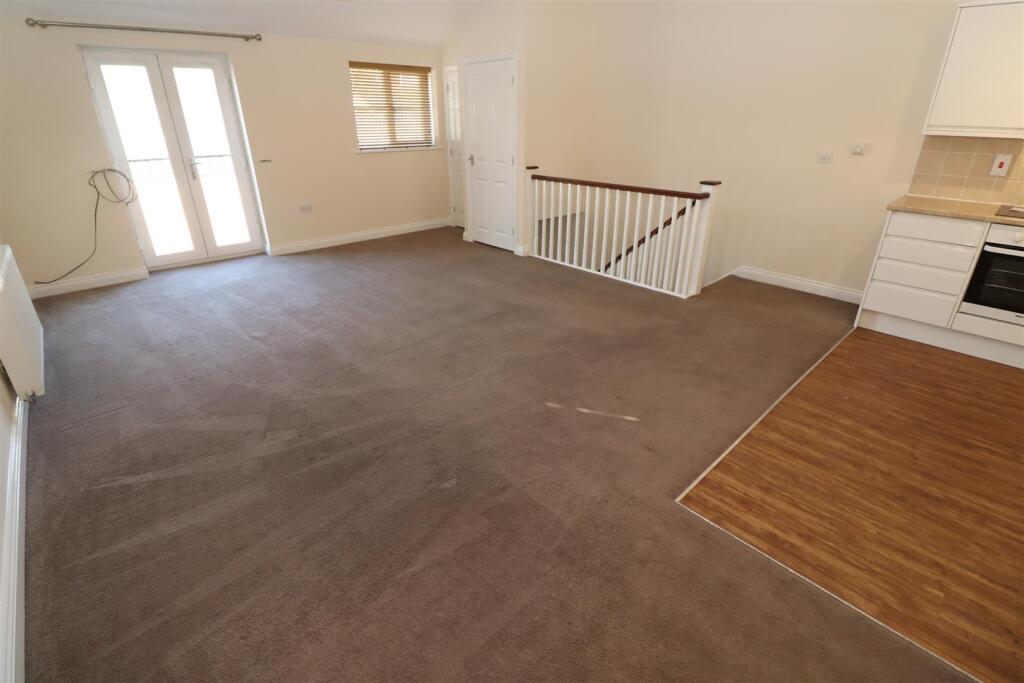 House in Higham Ferrers, North Northamptonshire - More