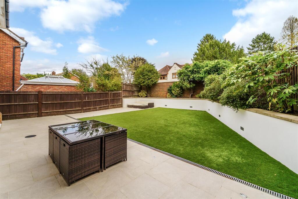 House in Reigate and Banstead, Nork - View 4