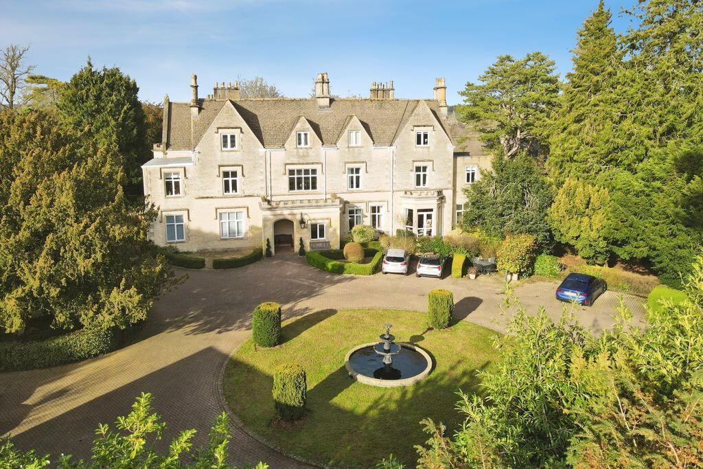 1-bed flat on Oakley Hall, Cirencester, Gloucestershire, £250,000