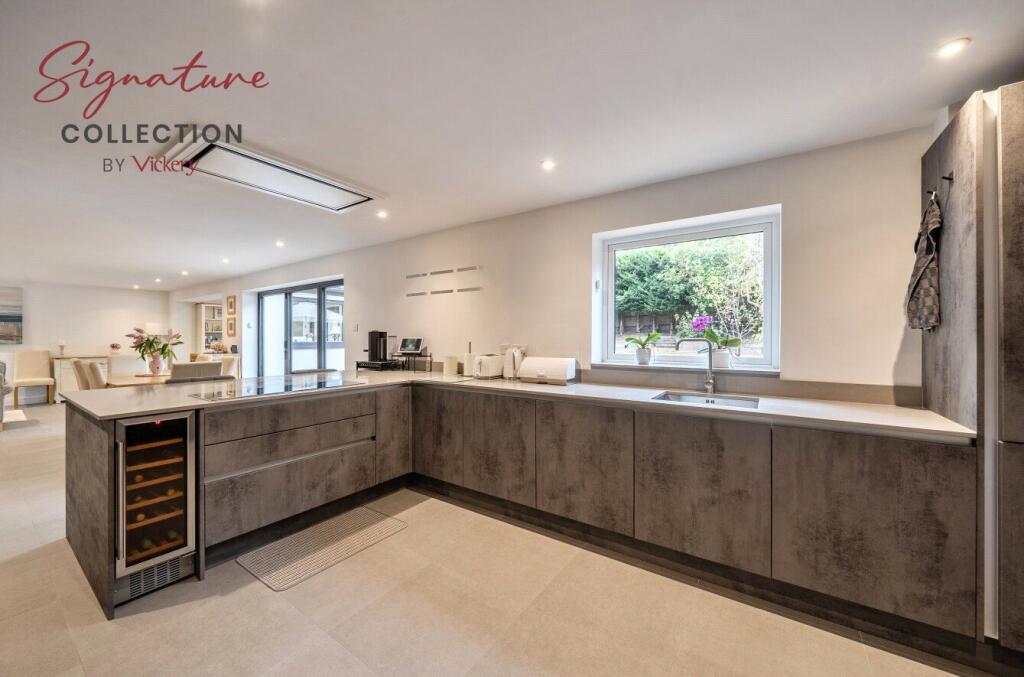 House in Surrey Heath, Heatherside - View 4