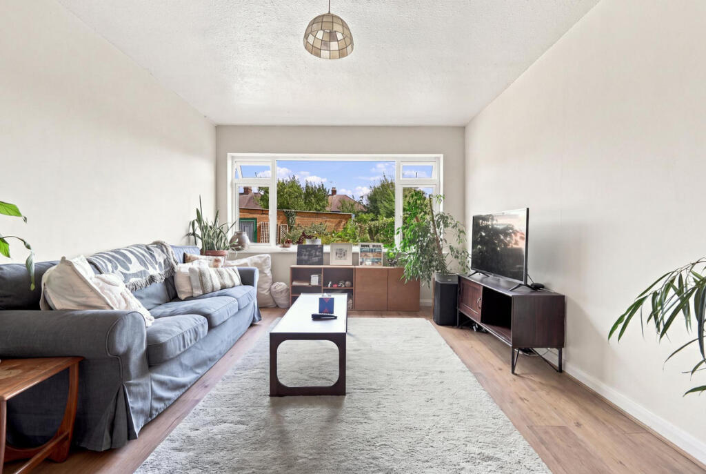 Apartment in Southend-on-Sea - View 3