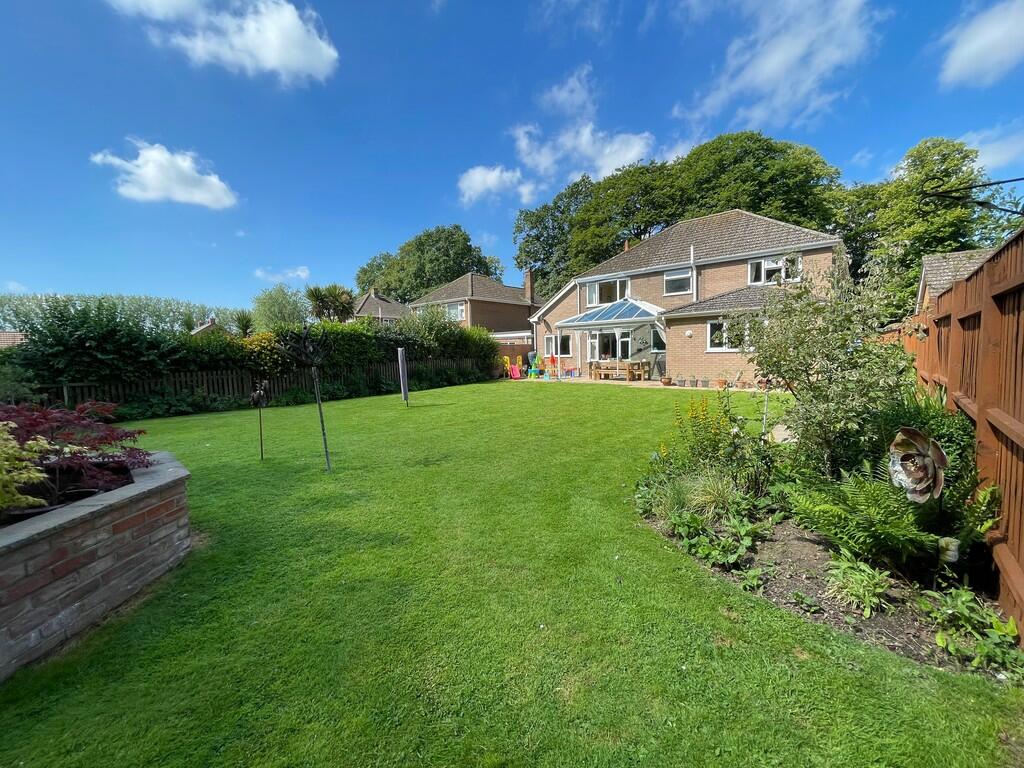 5-bed detached on 19, Allison Avenue, £450,000