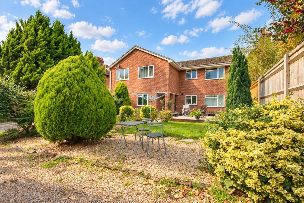 2-bed flat on Bitterne Park! No Chain! Share Of Freehold! Garage!, £190,000