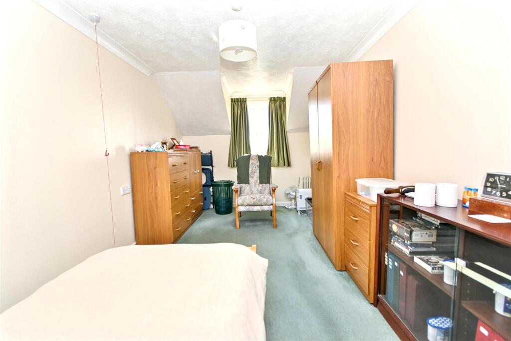 Apartment in Eastbourne, East Sussex - View 4