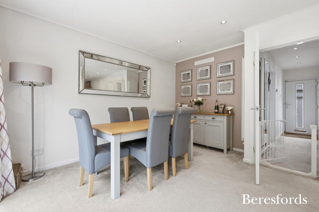 House in Brentwood, Hutton Mount - View 5